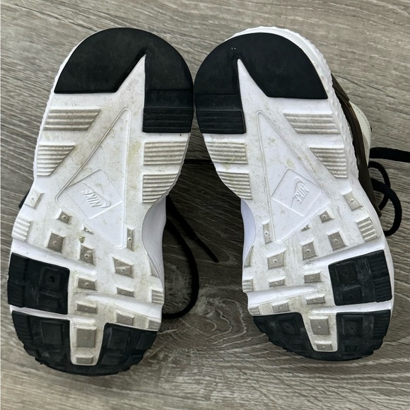 Youth Nike Huarache, size 12 - Picture 2 of 3